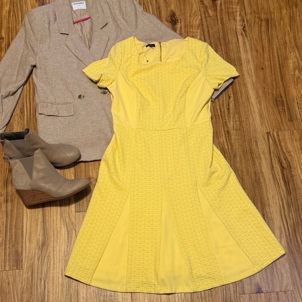 Talbots women’s 8 dress fit flare mustard Yellow Textured knee stretch pockets